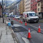 El carril tallat per obres en una claveguera a l'avinguda Tarragona.