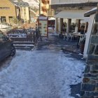 La neu i el gel a l'avinguda d'Encamp del Pas de la Casa aquest matí.