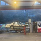 El vehicle de la policia de Nova York carregat a una grua a Sant Julià de Lòria