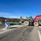 Un dels tractors tallant la carretera a Ur.