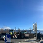 Tractors barrant el pas als cotxes ahir, a Ur.