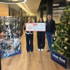 Solita Mora amb Turi Mora i Audrey Montel, presidenta de GosSOS, en el moment del lliurament de la donació.