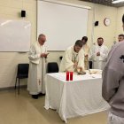 Josep Lluís-Serrano, preparant-se per donar la missa a la presó de la Comella.