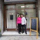 Joan Font i Maite Noguera a la porta de l’establiment de Doctor Mitjavila.