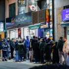 Cues de clients esperant per fer-se amb una crep a l’establiment de la Rotonda.