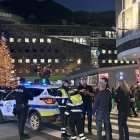 El creper discutint amb el propietari del comerç veí.