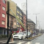 Els bombers intervenen per assegurar el llosat d'un edifici a l’avinguda Tarragona.