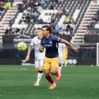 El jugador de l'FC Andorra, Jastin García, en una acció del partit