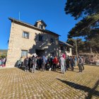 Diverses persones es preparen per la visita al Camí hidroelèctric que organitza FEDA Cultura
