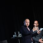 Espot i Riba en una reunió de poble per explicar l’acord amb Europa.