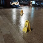 Els cartells avisant de terra lliscant a la Massana.