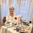 Francina Pons amb la màquina de cosir.