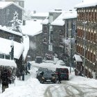 Vehicles als carrers d’Arinsal dissabte.