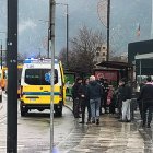 Agents de la policia intervenint per l'incident provocat per un usuari d'un bus de transport públic