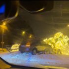 Un vehicle s'enfila a la rotonda de l'Aldosa de Canillo.