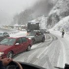 Busos aturats a la Trava que van provocar un monumental embús.