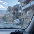 El vehicle s'ha enfilat a la fusta que delimita la vorera a la sortida d'Ordino