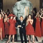 Valentino Garavani a Roma amb les seves models, cap al 1999.