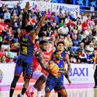 Retin Obasohan amb la pilota, que va ser el màxim anotador del partit.