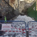 El carreró on s'ha produït l'allau de pedres.