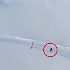 Dos esquiadors captats saltant-se les indicacions de prohibit esquiar.