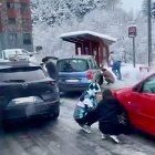 Persones posant equipaments d'hivern.