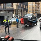 El vehicle accidentant sent retirat per una grua en presència de la policia.