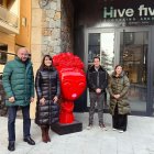 El fundador del grup Bomosa amb l'escultura de Frida Kahlo que s'ha instal·lat a l'entrada del Koworking "Hive Five" a l'avinguda Mitjavila d'Andorra la Vella.