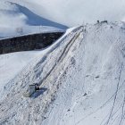 El camió carregat de neu que ha caigut cent metres muntanya avall al Pas