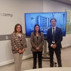 La ministra d'Afers Socials, Trini Marin, junt amb la còsnol major d'Encamp, Laura Mas i Gerard Albà, director d'inversions de Morabanc, avui.