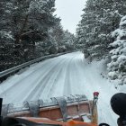 Una màquina llevaneu treballant a la Massana.