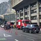 Els bombers a la porta de l'edifici de Govern aquest matí