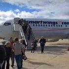 Els turistes suecs que van aterrar ahir a l'aeroport de Lleida Alguaire .