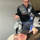 Cande Moreno amb un fisioterapeuta l'endemà de la caiguda als Jocs de Cortina d'Ampezzo