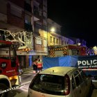 Els serveis d'emergència desplegats a l'edifici on es va originar el foc a Manlleu.