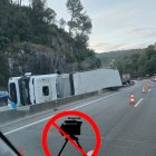 Retencions quilomètriques a la C-17 a Tagamanent per un camió bolcat.