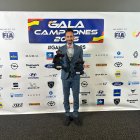 El pilot encampadà mostra els premis.