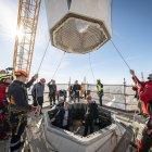 Operaris de la Sagrada Família posant l'últim bloc de la torre de Jesús.