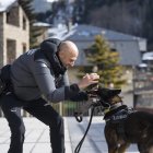 Un guia caní, ahir a Canillo.
