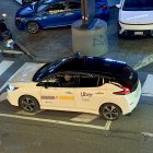 Un taxi amb senyalització Uber.