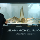 L'arquitecte Jean-Michel Ruols amb la maqueta de l'edifici de Caldea.