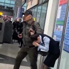 Un ex-boxejador salva una agent de seguretat d'un home amb un ganivet en un aeroport.