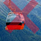 La imatge d'un telecabina amb una creu que fa servir APAPMA per oposar-se al telefèric de Canillo.