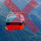 La imatge d'un telecabina amb una creu que fa servir APAPMA per oposar-se al telefèric de Canillo.