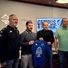 El coordinador del Campus Bàsquet Club MoraBanc Andorra Estiu 2026, Xavi Luque Puigjané, amb el conseller d’Esports i Reactivació Econòmica, Nino Marot, i el director del Campus Bàsquet Club MoraBanc Andorra Estiu 2026, David Eudal Martínez, presentant el campus