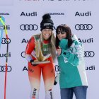 L’esquiadora suïssa rebent el premi com a vencedora de la ministra d’Esports, Mònica Bonell.