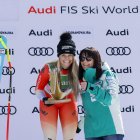 L’esquiadora suïssa rebent el premi com a vencedora de la ministra d’Esports, Mònica Bonell.