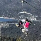 Una jove queda penjada d’un telecadira en una estació d’esquí de Califòrnia