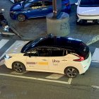 Un taxi Uber parat a la sortida d’una discoteca.