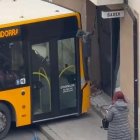 L'autobús encastat a la Massana.